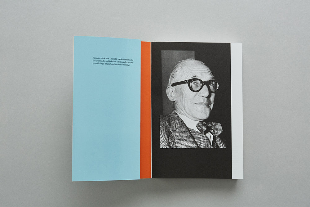 Le Corbusier - Architektūros link, atversta knyga su autoriaus veidu