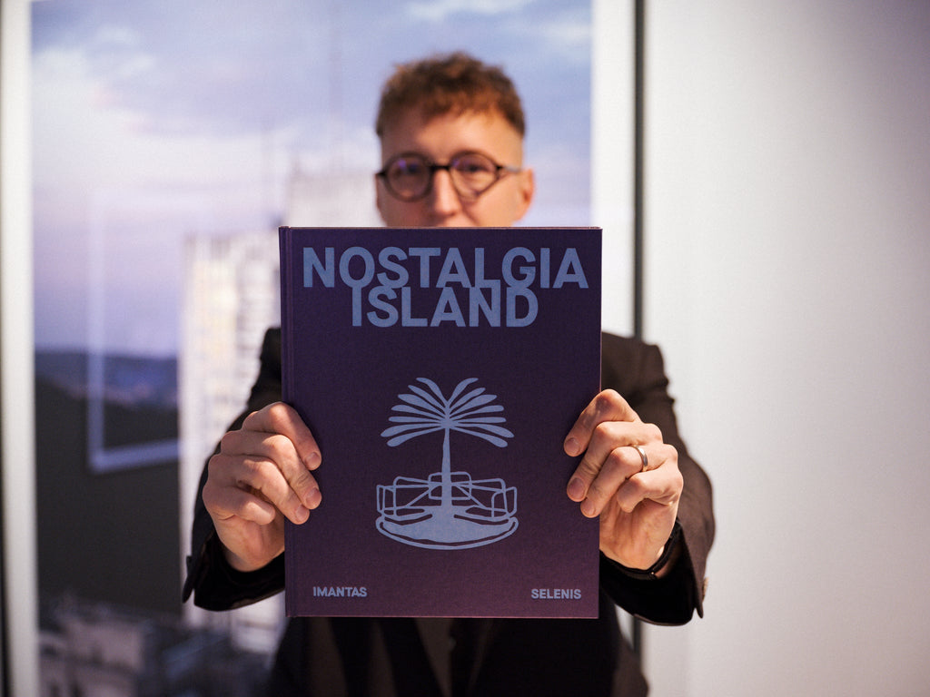 Imantas Selenis sausakimšoje galerijoje pristatė savo parodą bei fotoalbumą: bjauru, bet labai artima