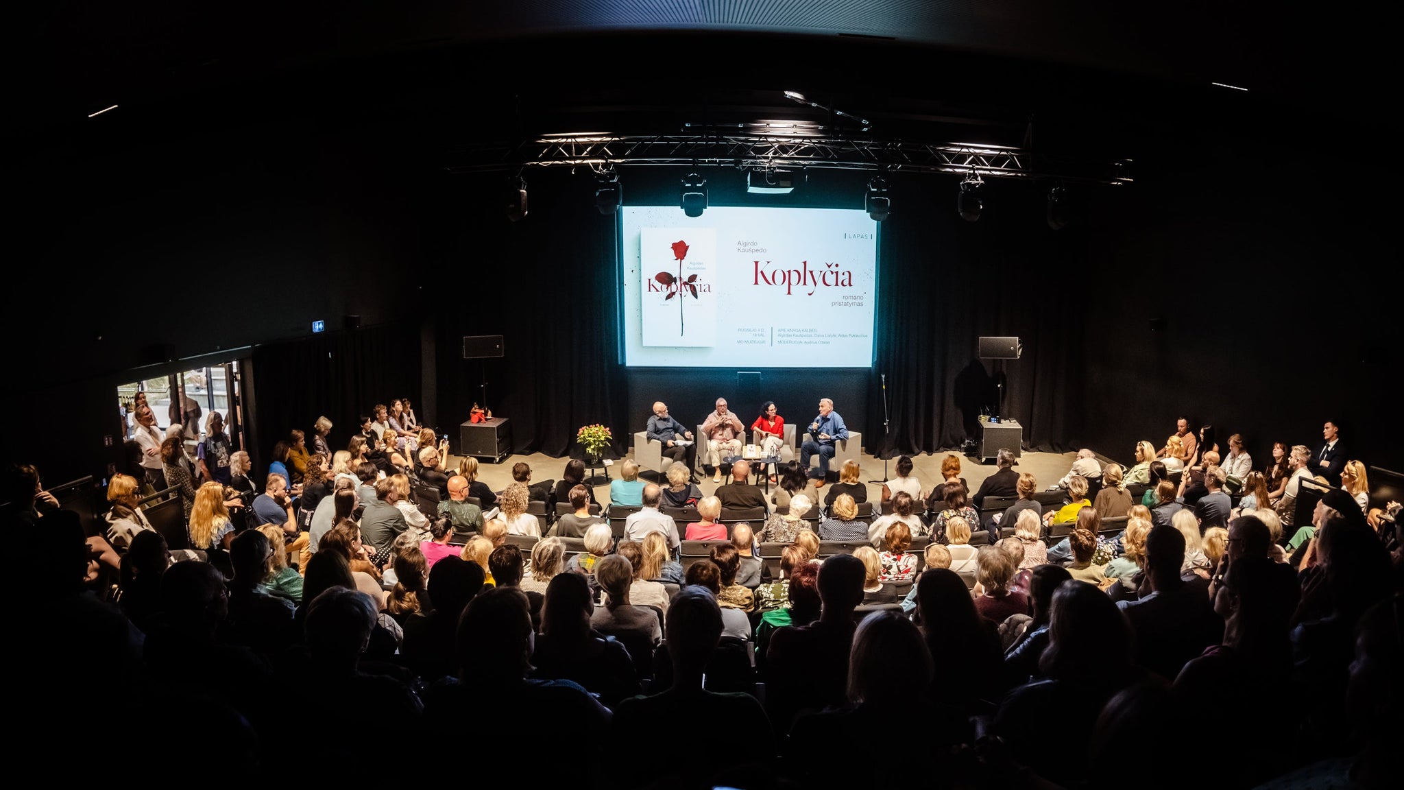 Gausiai susirinkusiai publikai pristatytas A. Kaušpėdo romanas „Koplyčia“: atvira istorija apie netektį, tikėjimą ir žmogaus virsmą