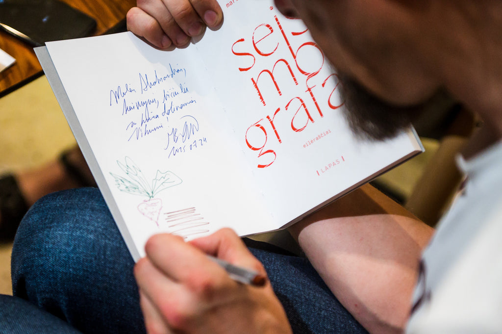 Gausiai publikai pristatyta naujausia Mariaus Buroko knyga: poezija būdas ne tik pamatuoti, bet ir užfiksuoti pasaulį